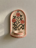 Handgefertigter Keramik Wandkerzenhalter mit floralem Design für Stabkerzen, Set mit 2 Sojawachs Kerzen