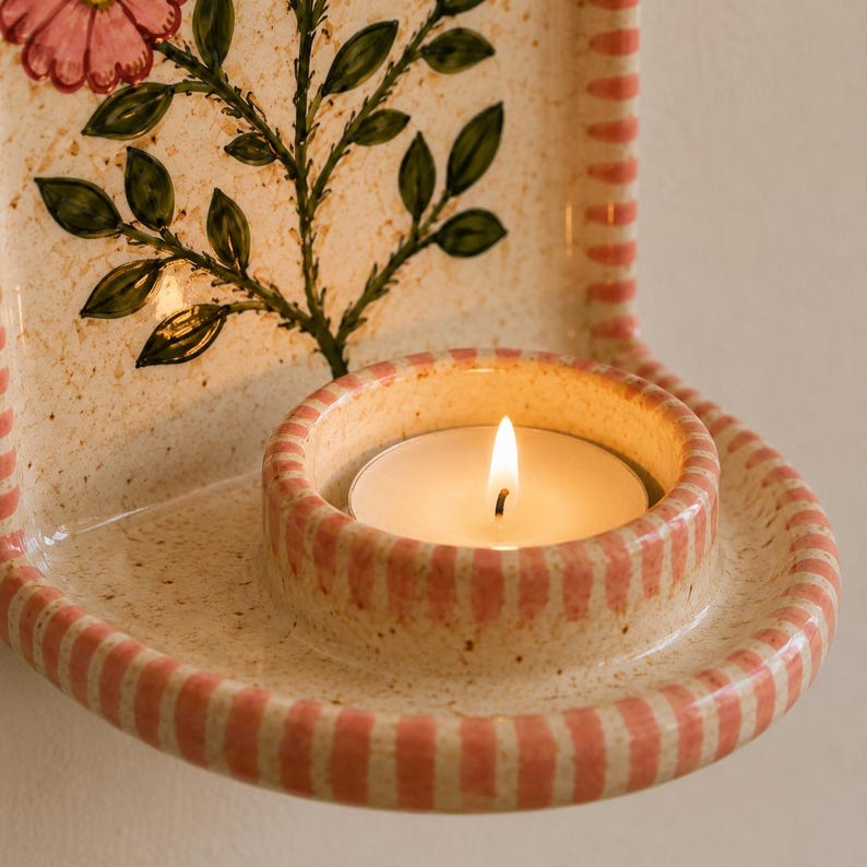 Handgefertigter Keramik Wandkerzenhalter mit floralem Design für Stabkerzen, Set mit 2 Sojawachs Kerzen
