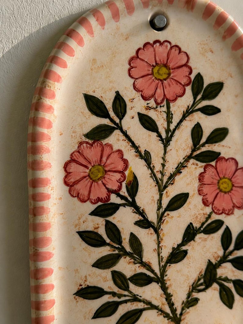 Handgefertigter Keramik Wandkerzenhalter mit floralem Design für Stabkerzen, Set mit 2 Sojawachs Kerzen