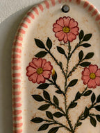 Handgefertigter Keramik Wandkerzenhalter mit floralem Design für Stabkerzen, Set mit 2 Sojawachs Kerzen
