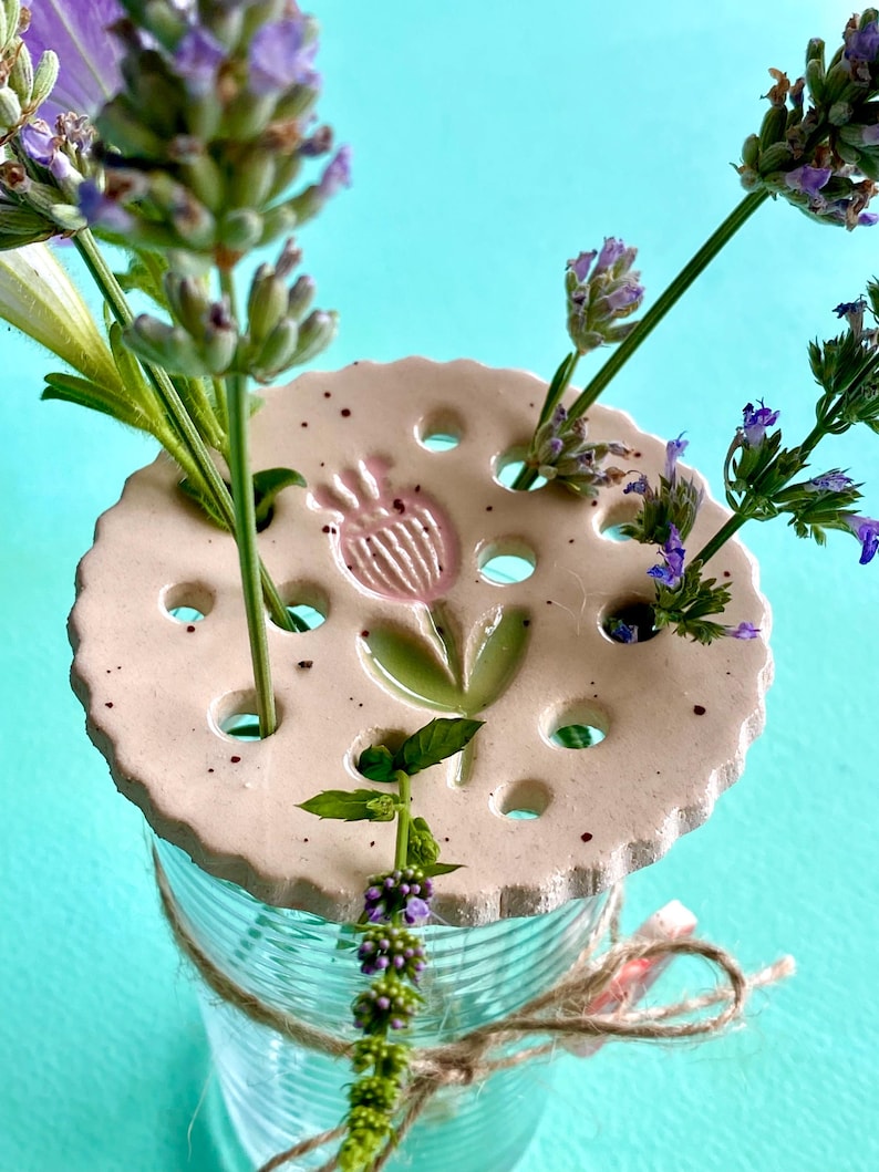 Blumenretter „Wiesenzauber“ groß, Set mit Keramik-Herz-Anhänger, handgetöpfert, für Vasen