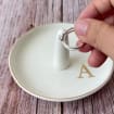 Keramik Ringschale mit Initialen, minimalistisches Schmucktablett, Schmuckorganizer für Ringe und Ohrringe, goldener Buchstabe