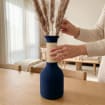 Moderne, zweifarbige Vase mit geripptem Hals und Soft-Touch-Oberfläche – wasserdicht – 24,5 cm